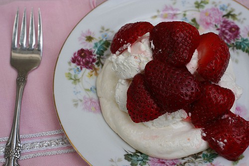 strawberry and cream pavlova