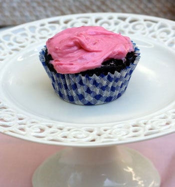 dark chocolate cupcakes raspberry frosting